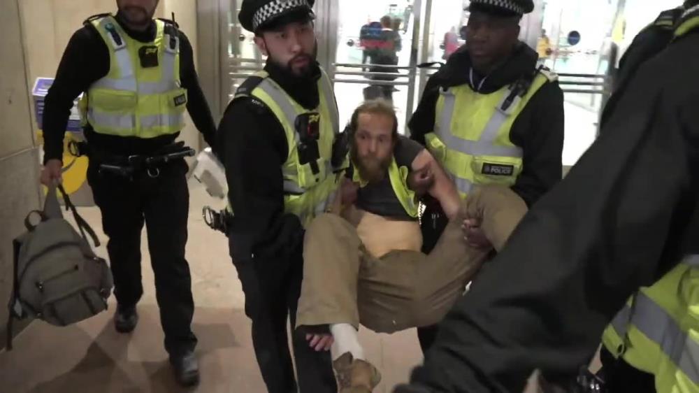 Przykleili się do pociągu. Aresztowania w czasie protestu ekologów w Londynie
