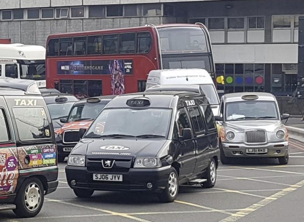 Protesty taksówkarzy w Birmingham. Caby będą blokować miasto przez 8 dni