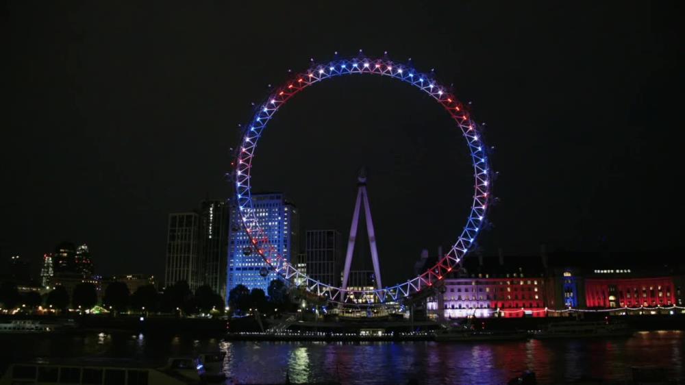 Wielka Brytania świętuje narodziny syna księcia Harry'ego i Meghan. London Eye podświetlono w barwach flagi