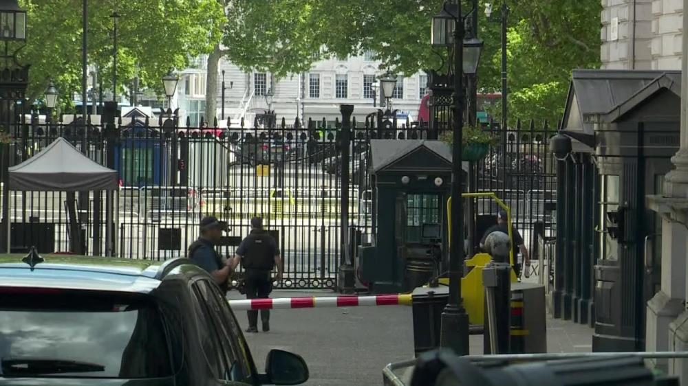Alarm bombowy przed siedzibą brytyjskiego premiera. Na ulicy leżała podejrzana paczka