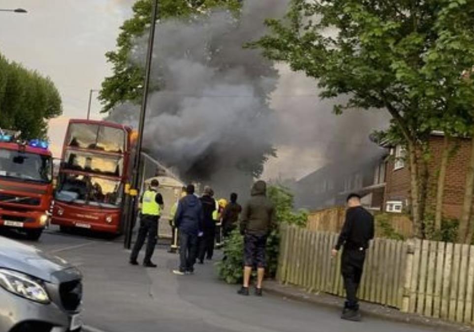 Ewakuacja autobusu nr. 14 z powodu pożaru