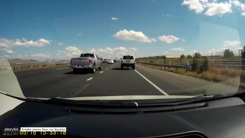 Przerażający widok nad autostradą. Pilot myśliwca katapultował się na oczach kierowców