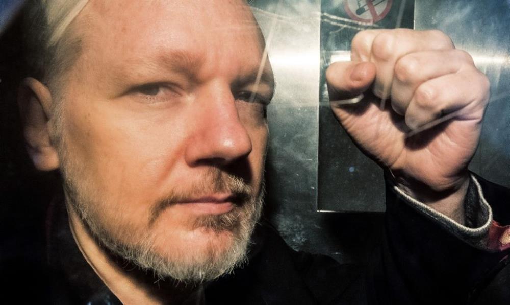 Szwedzki sąd nie wyda nakazu aresztowania  podejrzanego o gwałt J. Assange’a, bo przebywa on w brytyjskim więzieniu