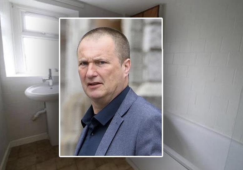 Landlord umieścił w łazience ukrytą kamerę, aby podglądać studentkę