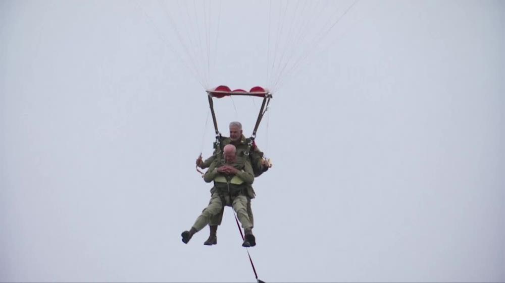 97-letni weteran powtórzył skok na spadochronie w Normandii w 75. rocznicę lądowania aliantów