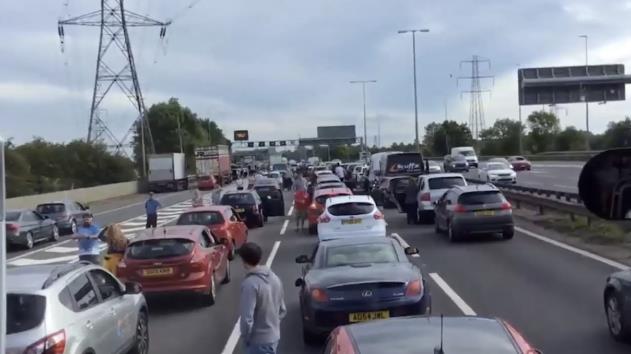 Uwaga: Autostrada M6 zamknięta z powodu poważnego wypadku