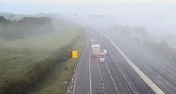 Uwaga: Autostrada M6 zamknięta z powodu pożaru samochodu