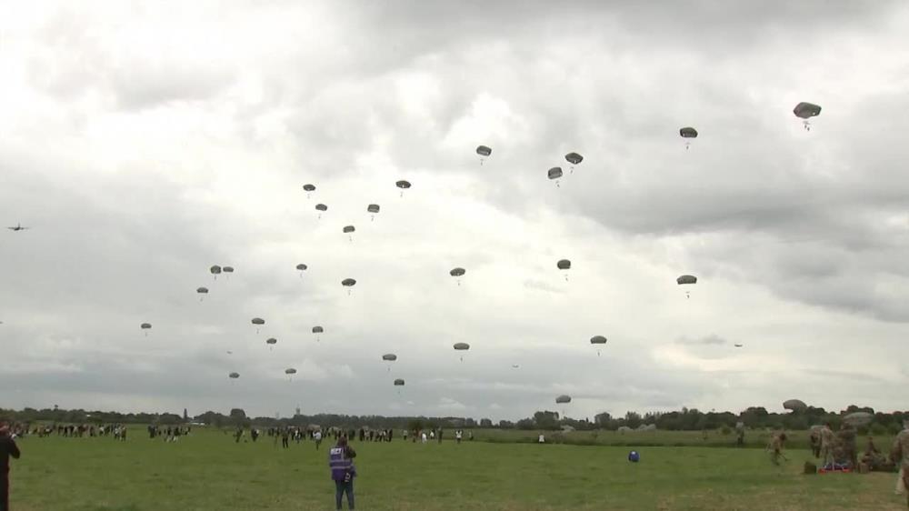 Ponad 900 żołnierzy skoczyło ze spadochronem upamiętniając 75. rocznicę lądowania w Normandii