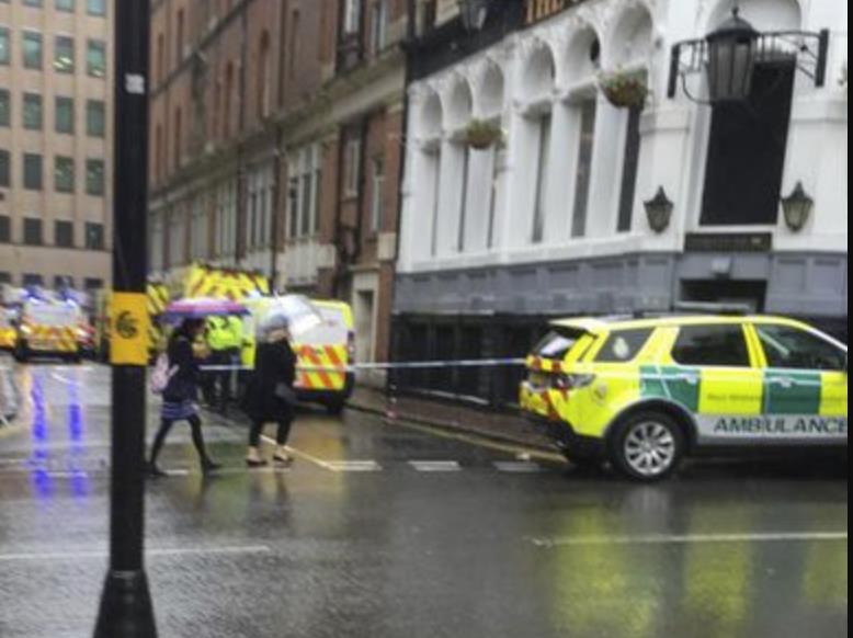 Mężczyzna „spadł” z piętrowego parkingu w centrum Birmingham