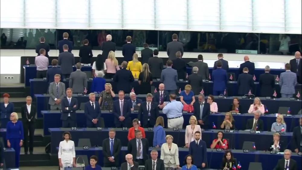 Europosłowie Partii Brexit odwrócili się tyłem podczas odgrywania hymnu Unii Europejskiej