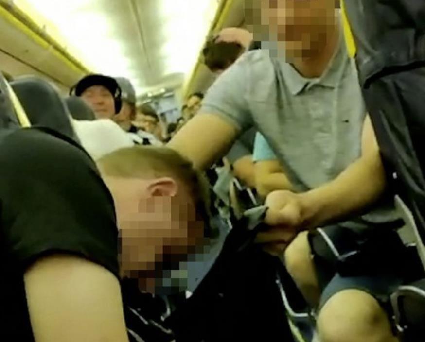 Koszmarny lot Ryanaira. Pijani Brytyjczycy krzyczeli i wymiotowali między siedzeniami