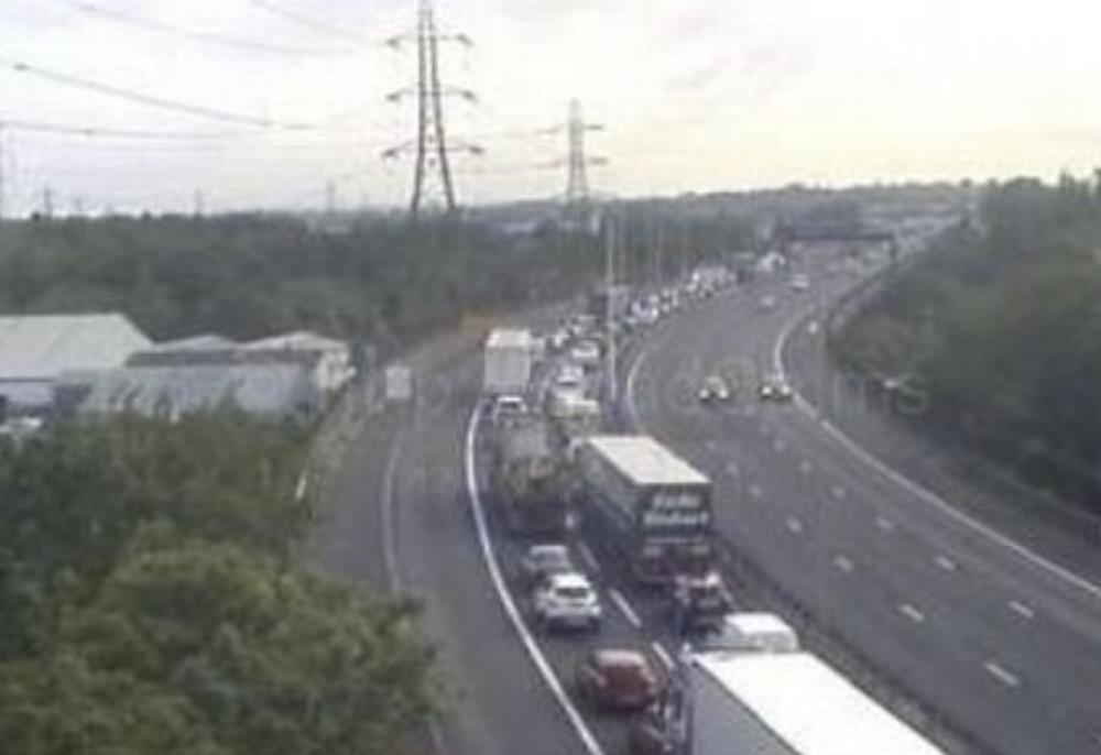 Uwaga: Korki na autostradzie M5. Ciężarówka zgubiła źle zabezpieczony ładunek