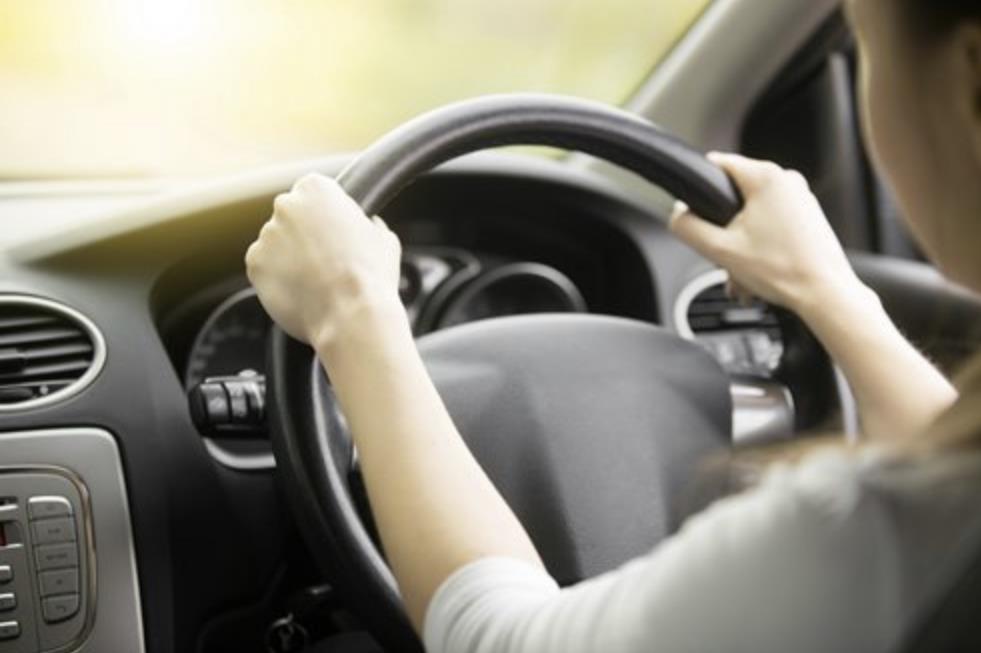 Świeżo upieczeni kierowcy, nie będą mogli jeździć samochodami w nocy – nowy plan rządu