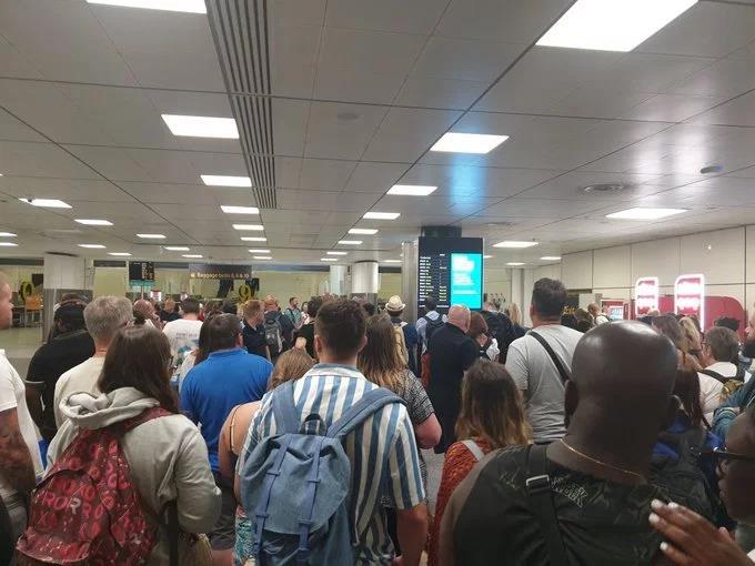 Chaos na brytyjskich lotniskach. Wiele lotów opóźnionych lub odwołanych