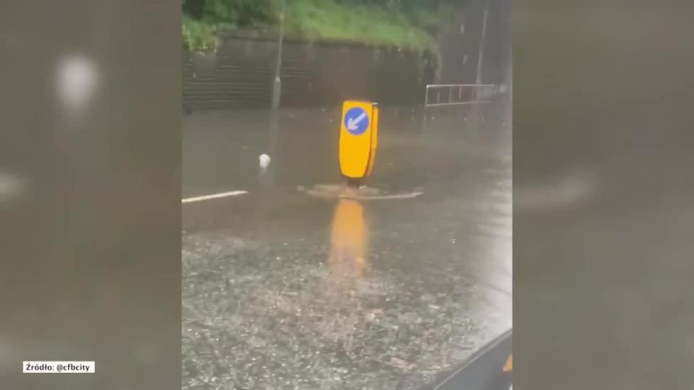 Ulewy wywołały powódź w środkowej Anglii.W  ciągu doby spadło tyle deszczu, ile zazwyczaj pada przez pół miesiąca