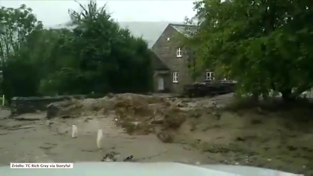 Wezbrana woda niszczyła wszystko, co napotkała na swojej drodze.