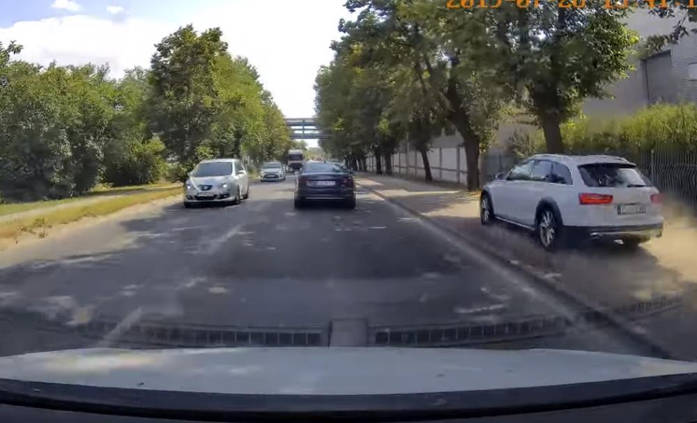 Jechał chodnikiem, żeby ominąć korki. Policja ustaliła tożsamość kierowcy