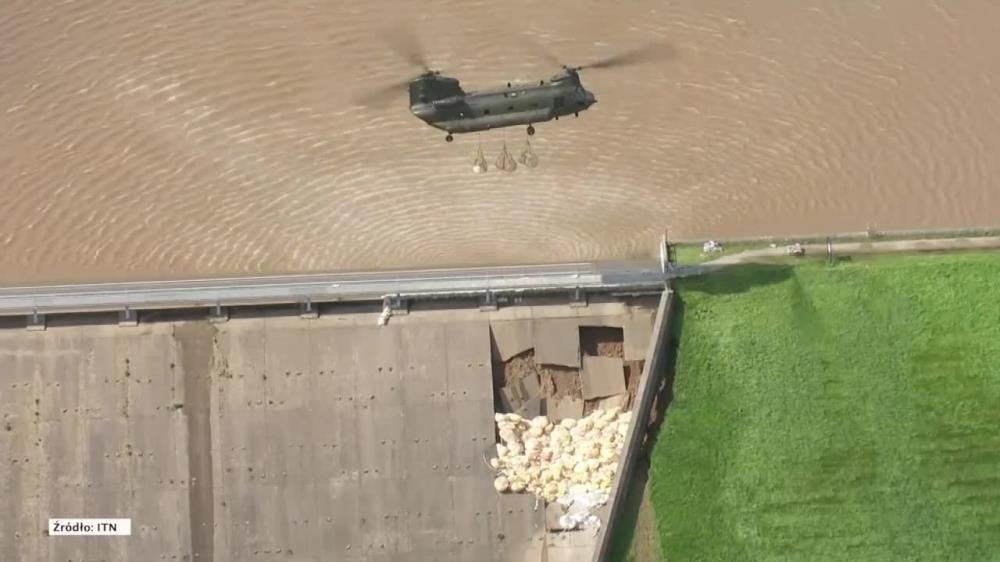 Helikoptery zrzucają worki z piaskiem na uszkodzoną tamę niedaleko Manchesteru