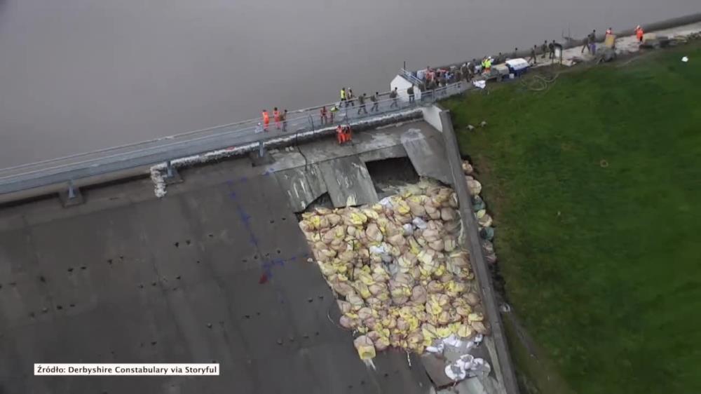 Worki z piaskiem i beton. Trwają prace, by uszczelnić tamę w Whaley Bridge