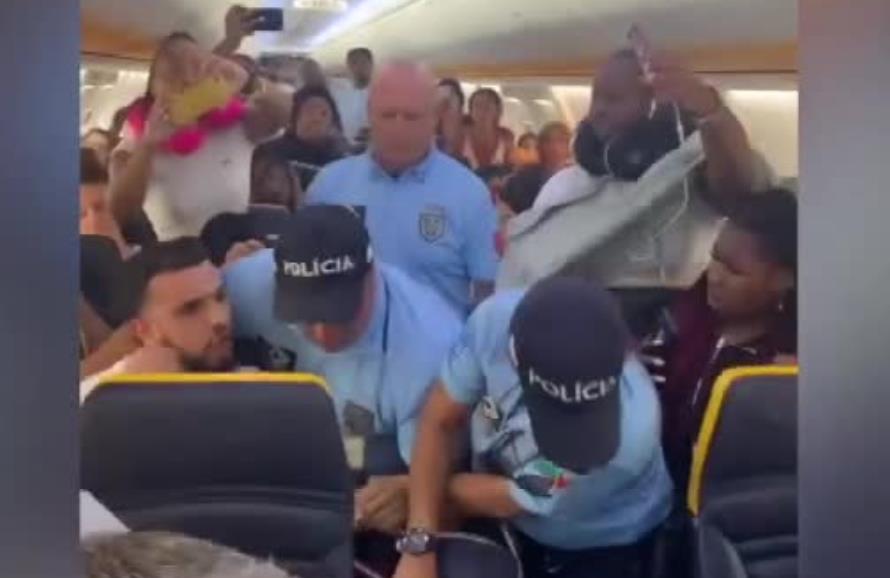 Brutalna interwencja policji na pokładzie samolotu Ryanair