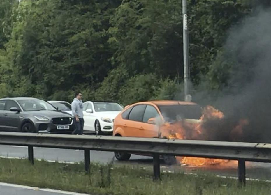 Uwaga: Autostrada M42 zamknięta. Samochód stanął w płomieniach