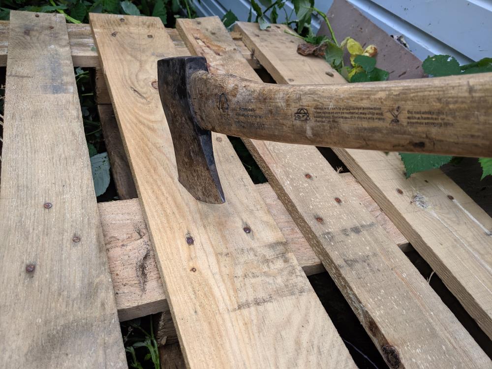 Polak przed sądem za posiadanie siekiery na ulicy … chciał nią rozbić paletę