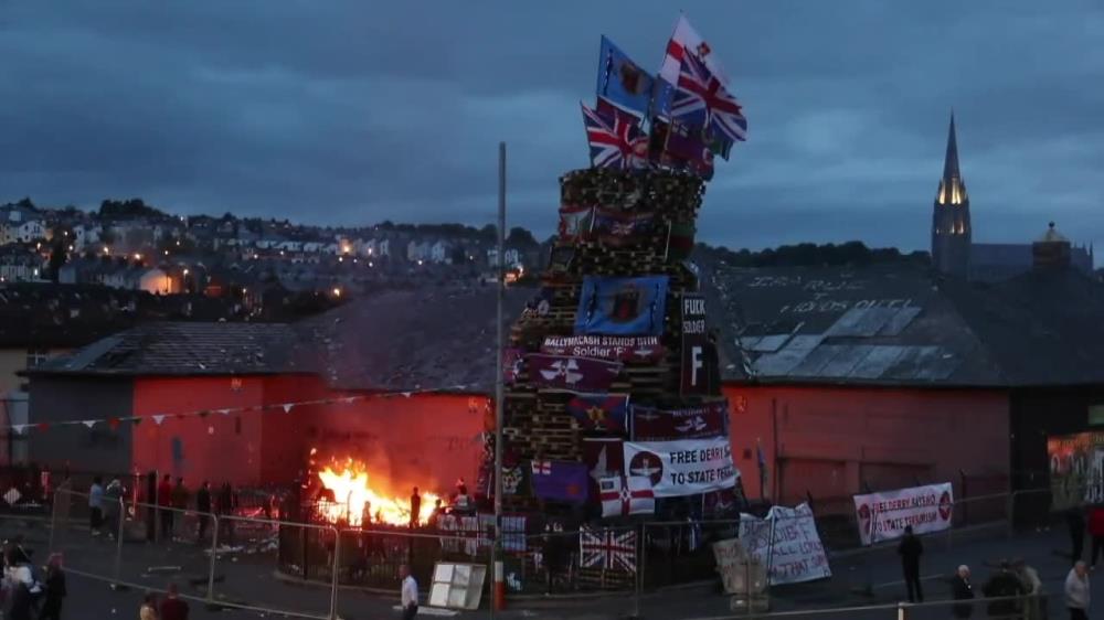 Zapłonął ogromny stos ozdobiony flagami Wielkiej Brytanii. Irlandczycy z Północny protestowali przeciwko brytyjskiej dominacji