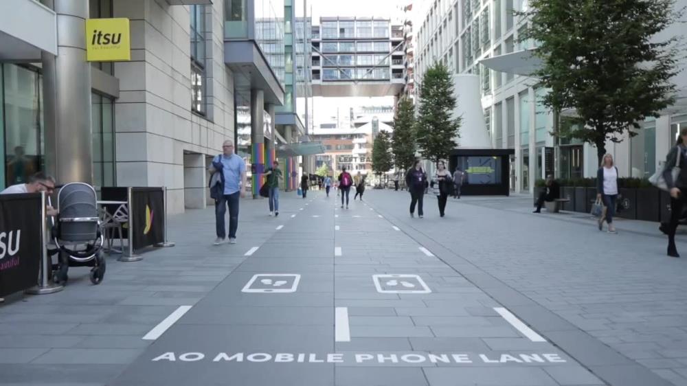 W Manchesterze na chodniku wydzielono pas dla użytkowników smartfonów