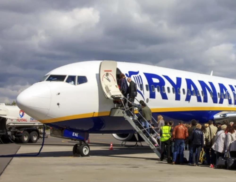 Pasażerowie Ryanaira nie polecieli do Krakowa, bo zostali zamknięci na klatce schodowej