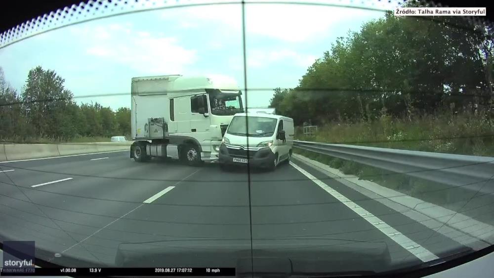 Wypadek drogowy na M1. Tir wjechał w furgonetkę
