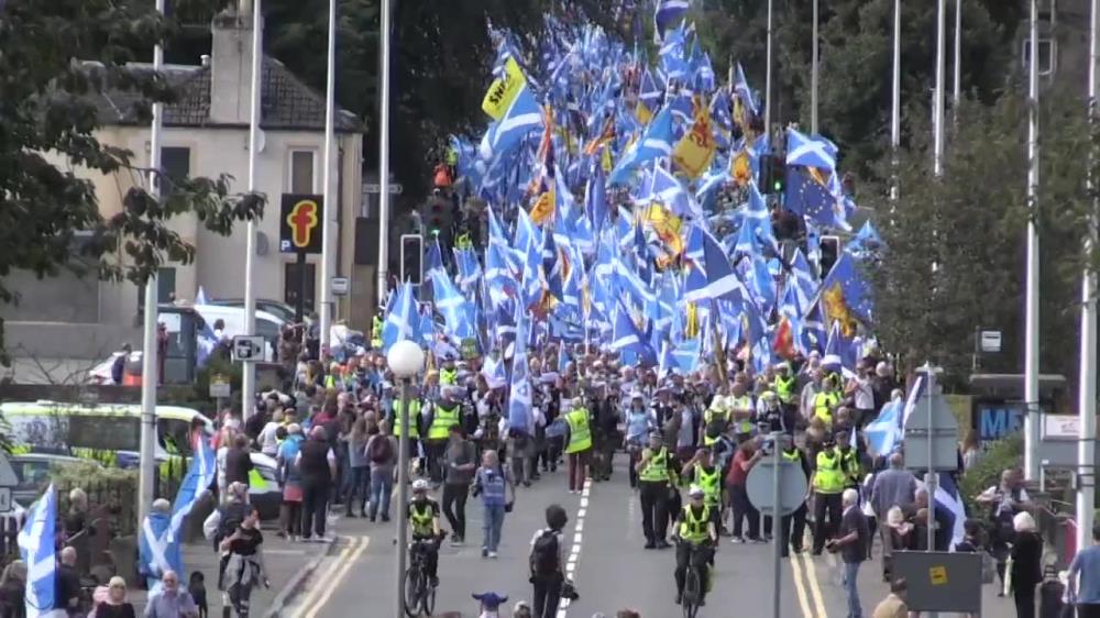 Marsz zwolenników niepodległości Szkocji. Tysiące ludzi na ulicach Perth