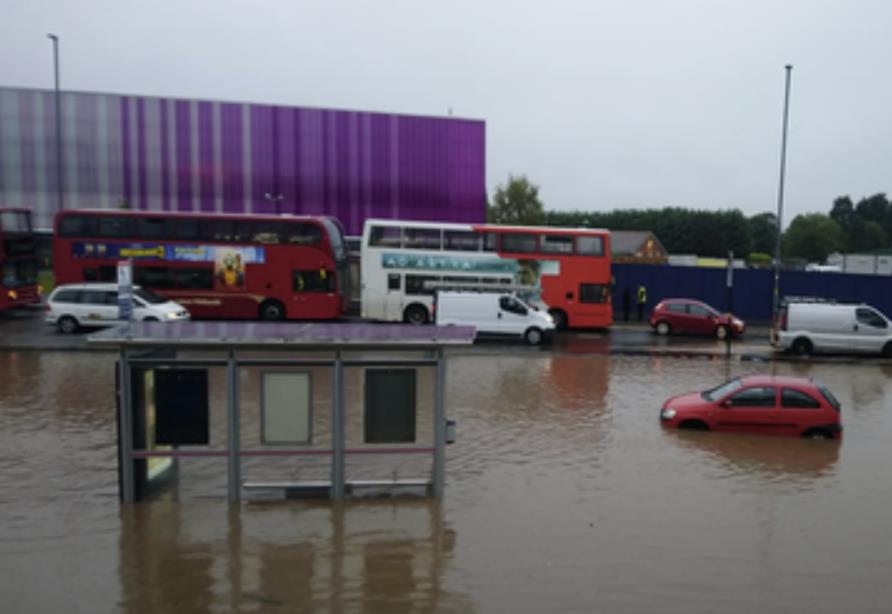 Powodzie i przewrócone drzewa, ulewny deszcz spowodował chaos na drogach