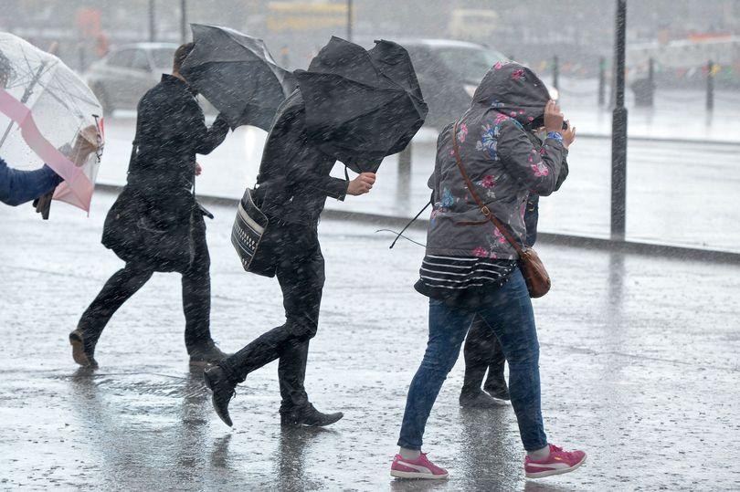 Uwaga: Met Office wydało żółte ostrzeżenie pogodowe z powodu ulewnych deszczów