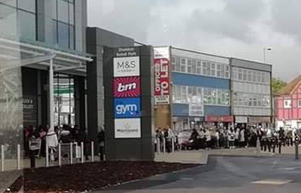 Setki ludzi stało deszczu w kolejce przed otwarciem M&S Foodhall w Birmingham