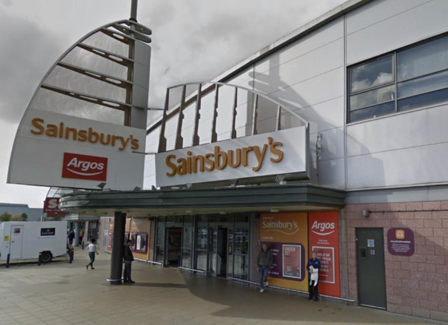 Chwile grozy w Sainsbury's w Castle Vale. Do sklepu wszedł mężczyzna uzbrojony w wieki nóż