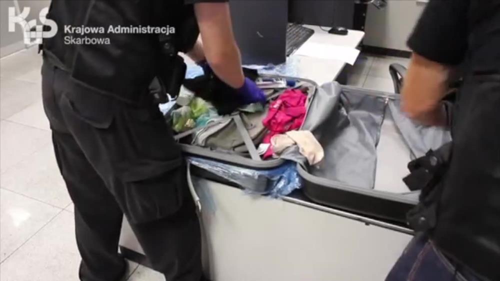 Brytyjka i Holenderka chciały przemycić do Polski 8,5 kilograma heroiny w walizkach