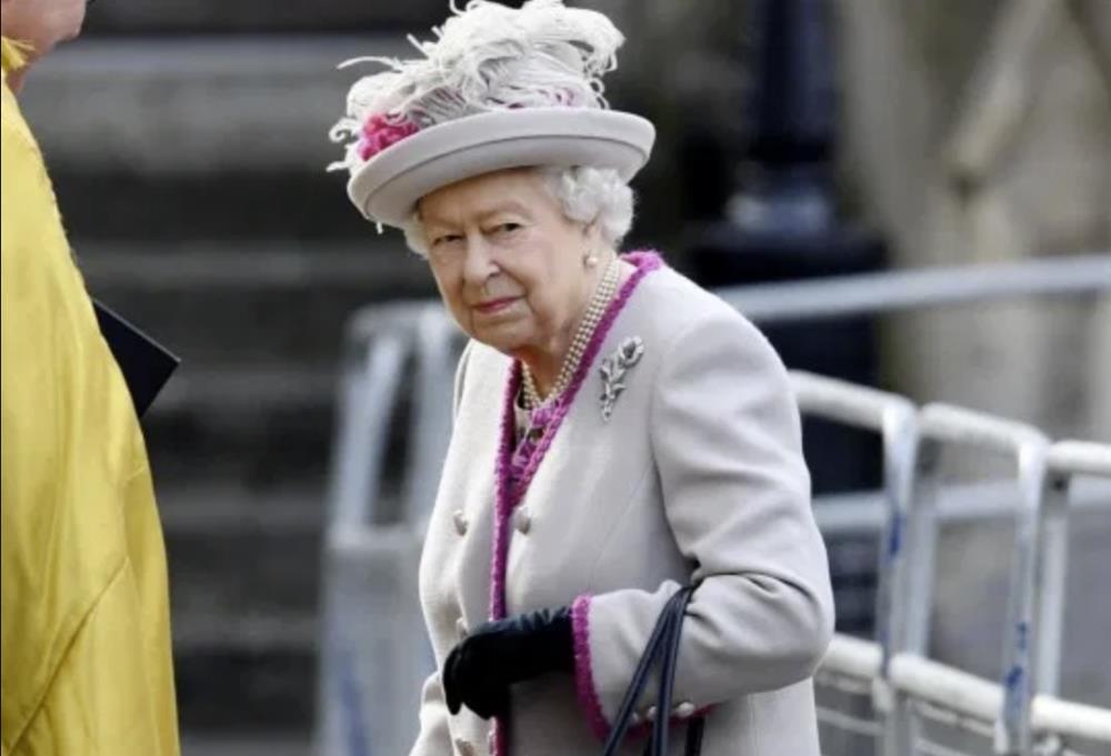 Królowa szuka nowego lokaja: 45 godzin pracy tygodniowo za 8,96 GBP na godzinę