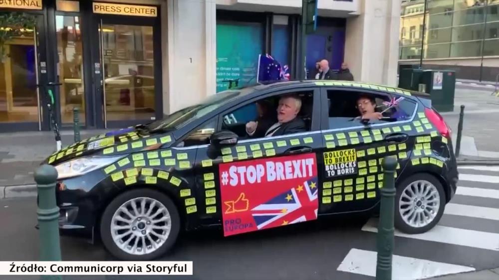 STOP BREXIT. Artyści jeżdżą po ulicach pomalowanym autem, śpiewają i walczą z Brexitem
