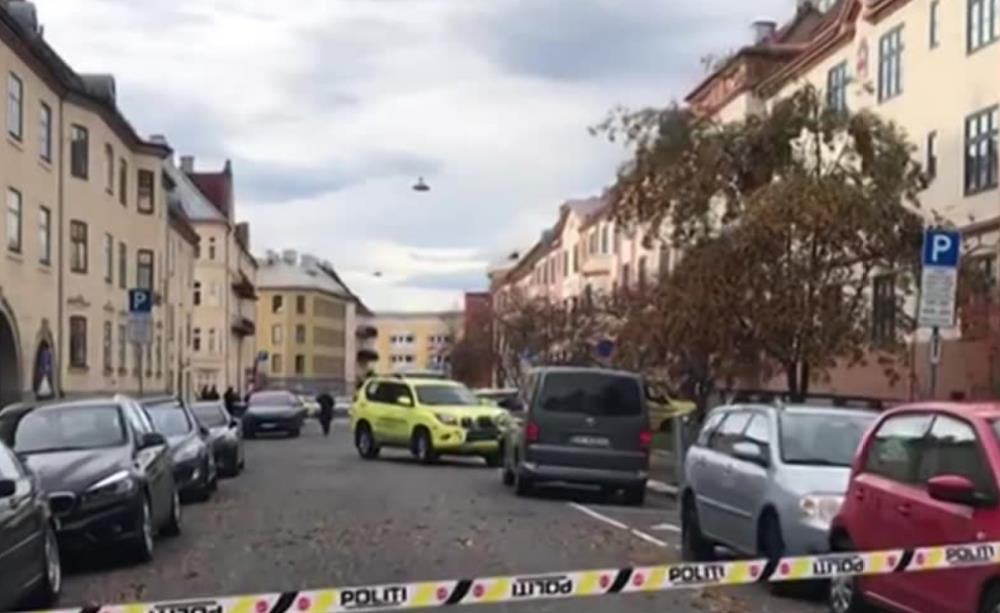 Uzbrojony mężczyzna uprowadził karetkę i potrącił kilku pieszych w Oslo