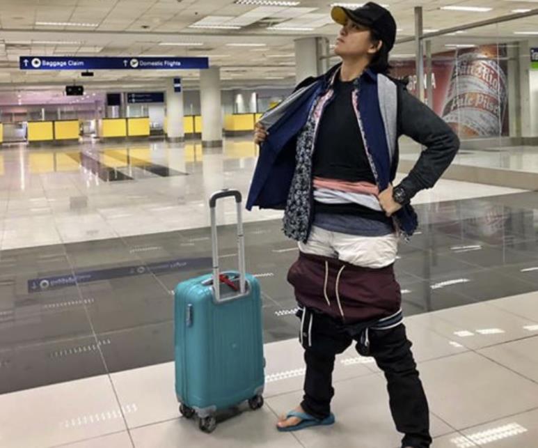 Pasażerka nie chciała płacić za nadbagaż. Założyła 2,5 kg ubrań