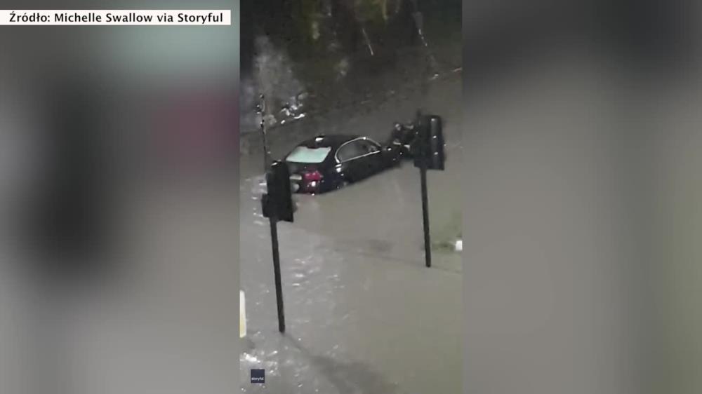 Powodziowa fala zamknęła mężczyznę w aucie. Potrzebna była interwencja służb