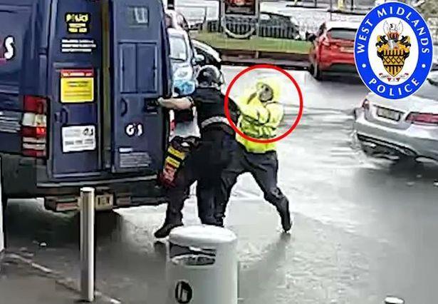 Apel policji: Złodziej próbował wyrwać kasę z pieniędzmi konwojentowi z Aldi