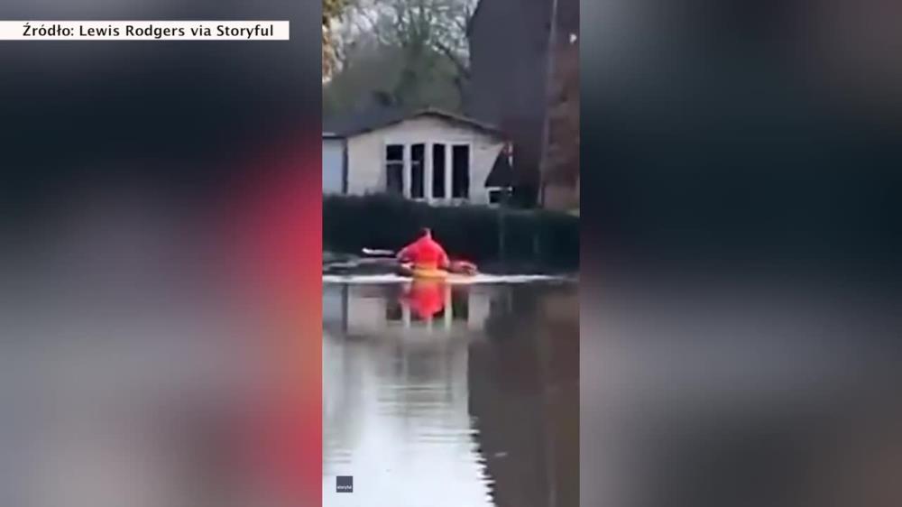 Powódź nie zatrzymała listonosza. Paczki i listy dowoził kajakiem