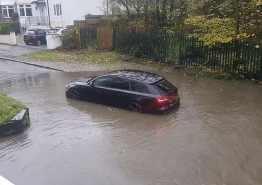 Zamknięte szkoły i powo­dzie w West Midlands, ulewny deszcz spo­wo­do­wał chaos na dro­gach