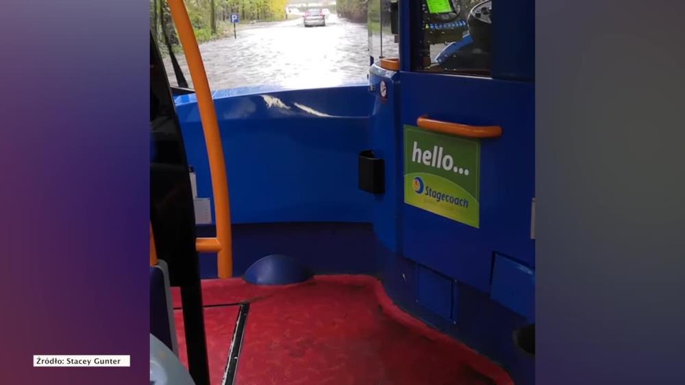 Powódź w Anglii ujawniła usterki w miejskich autobusach. Brudna woda zalała pasażerów