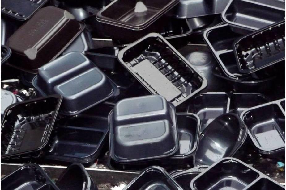 Tesco, Sainsbury’s, Waitrose i Asda wycofują czarny plastik z opakowań