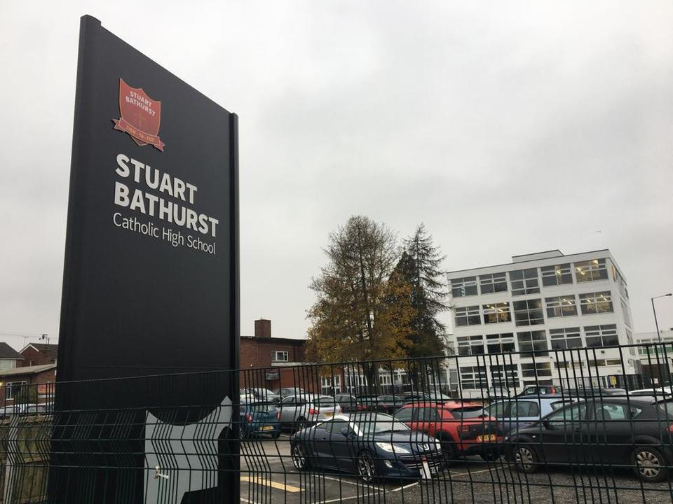 Dzieci musiały dwa razy chować się pod stołami. Szkoła wyjaśnia co się wydarzyło