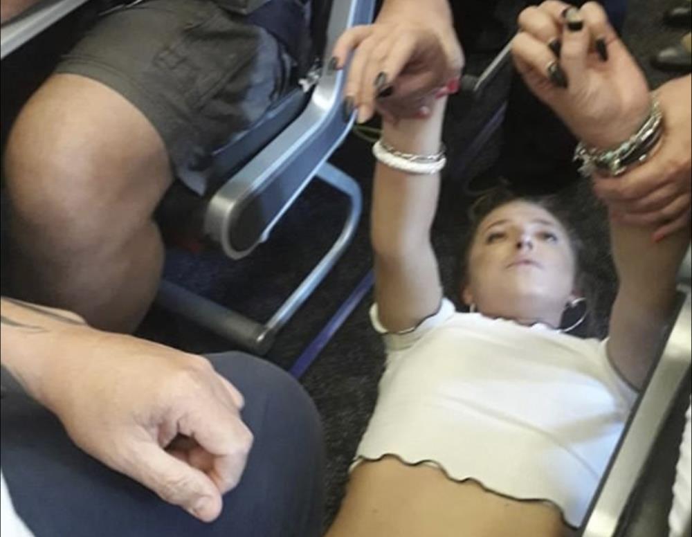 Brytyjka, która wszczęła awanturę na pokładzie samolotu, doprowadzając do interwencji myśliwców, odpowie przed sądem