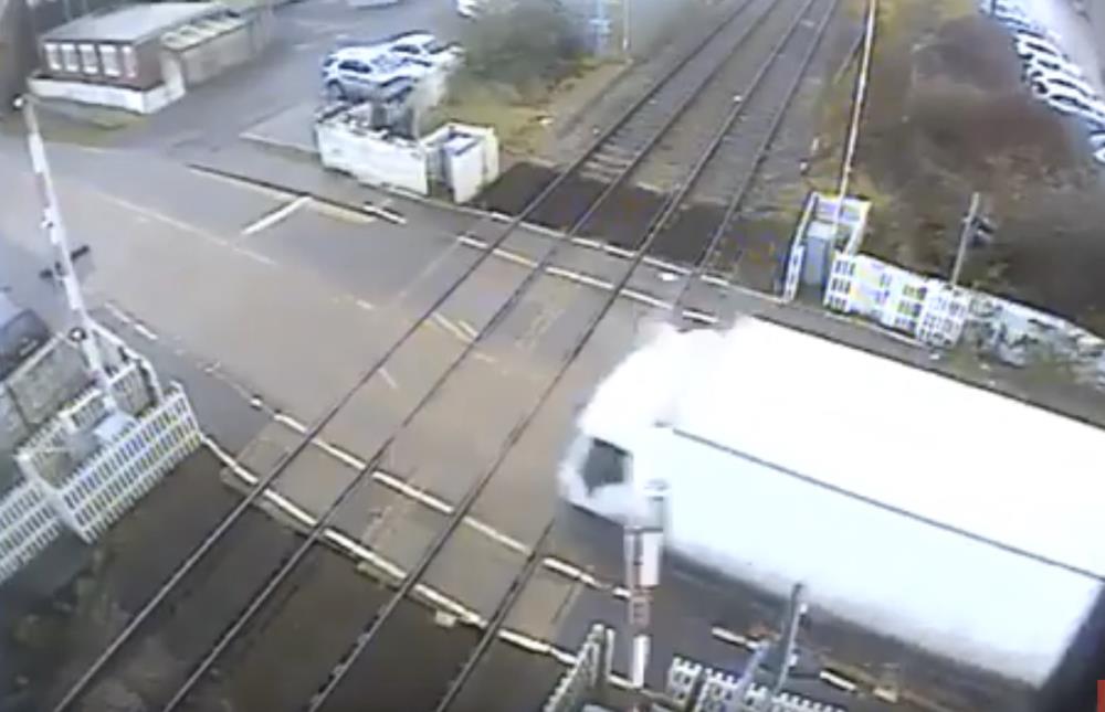 Ciężarówka zniszczyła barierę przejazdu kolejowego, powodując opóźnienia pociągów