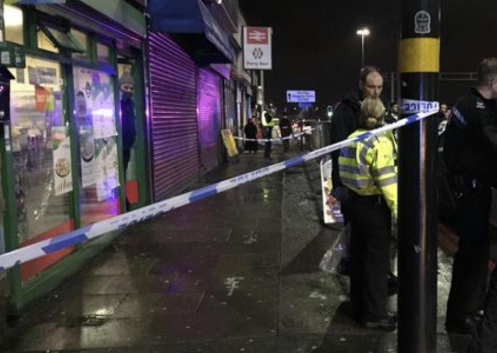 Mężczyzna dźgnięty nożem w pobliżu stacji Perry Barr, nożownik jest wciąż na wolności